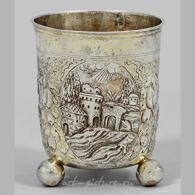 Great, Baroque-style ball foot cup