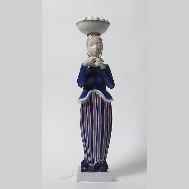 Женщина с корзиной яиц на голове. Дания, г. Копенгаген, Royal Copenhagen