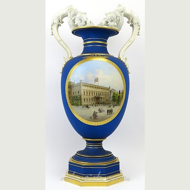 ВАЗА НА ОКТАГОНАЛЬНОМ ЦОКОЛЕ С РУЧКАМИ ИЗ БИСКВИТА. KPM БЕРЛИН. 1875 Г.