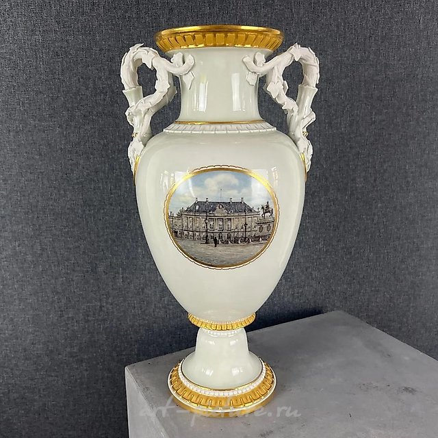 Ваза с росписью Арнольда Крога, дворца Амалиенборг в Копенгагене Royal Copenhagen