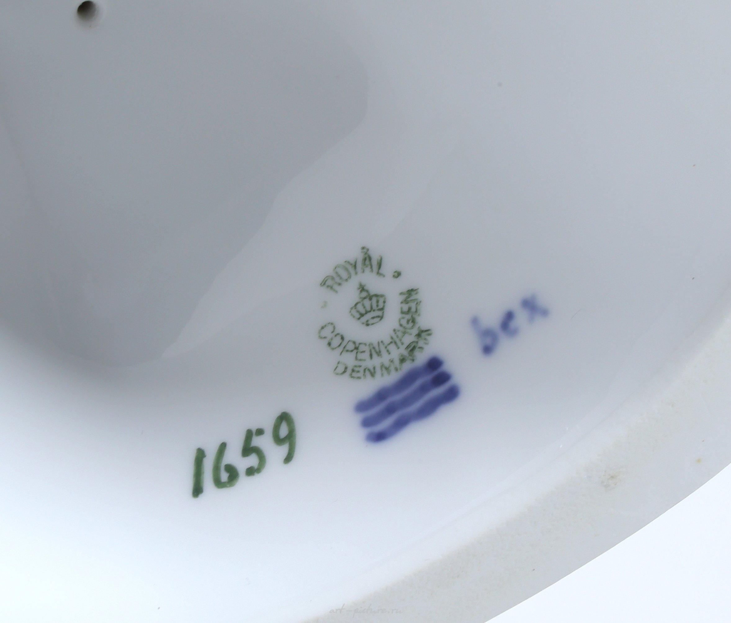 Паренек на камне. Дания, г. Копенгаген, Royal Copenhagen