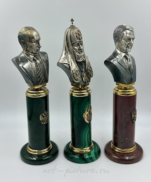 Серебряные бюсты Путин В.В., Медведев Д.А., Патриарх Кирилл на пьедесталах