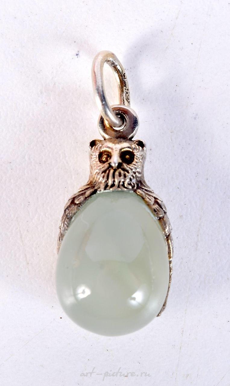 A SILVER GILT JADE BIRD HEAD PENDANT. 5.4 grams. 3 cm x 1.25...