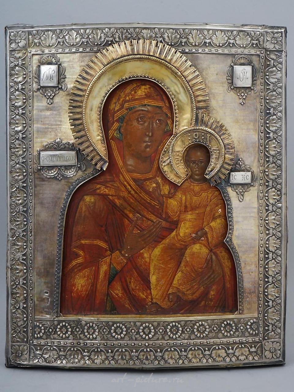 Русская православная икона, украшенная чеканкой и репузе
