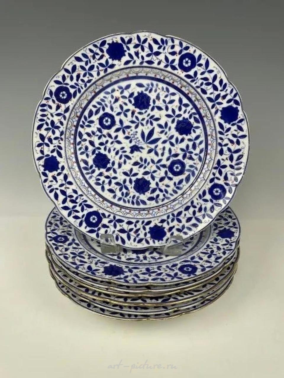 Фарфоровый набор "Королевский Вена" из 8 предметов, около 1880 года, хорошее состояние. Оценка 600-800 долларов.