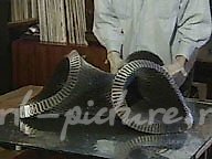 中国灯笼,1994年,不锈钢15000片刀片,60x80x40厘米 作者自藏