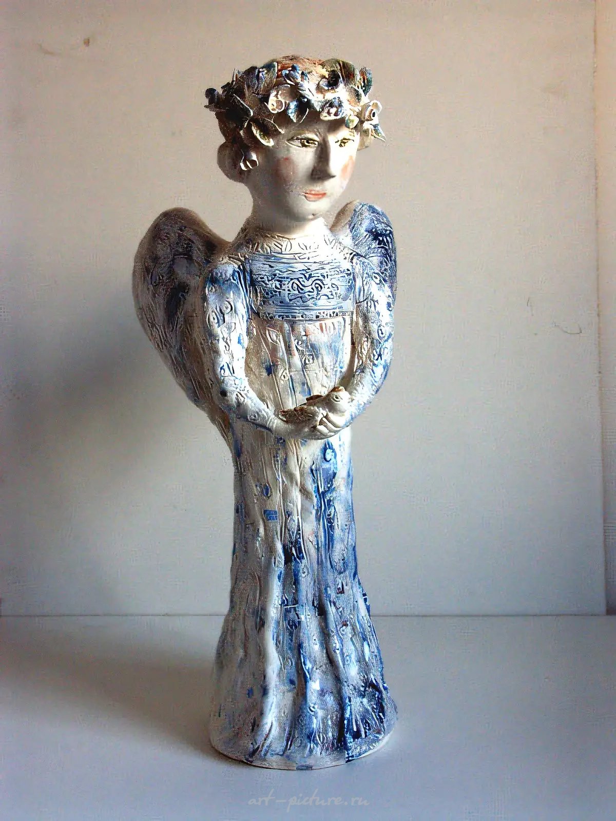 Ангел в голубом, 2004, фаянс англ., высота 44 см