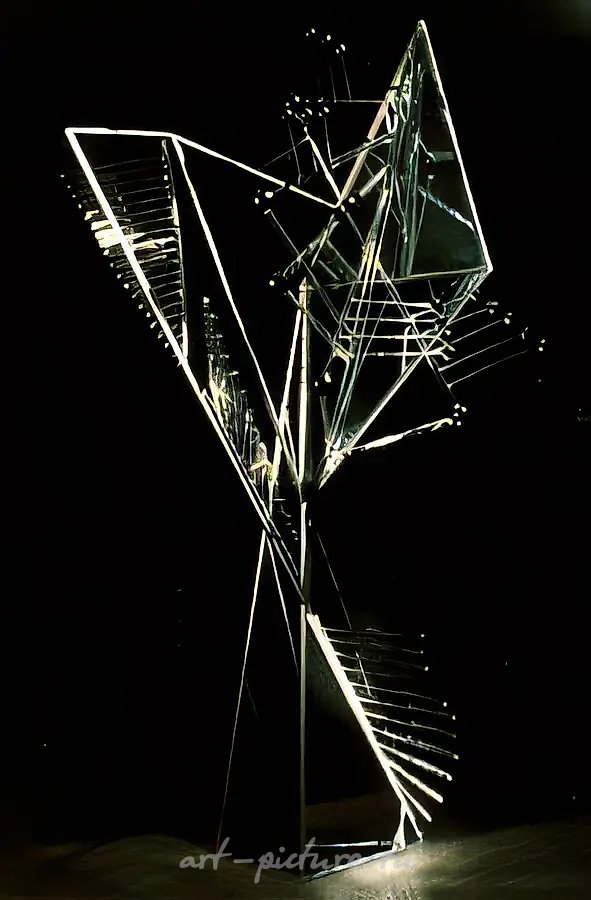 Объект №1, 1990, цветное стекло с зеркалом и чёрным стеклом, металл, 280x150x140. Собственность Бобруйского центра культуры