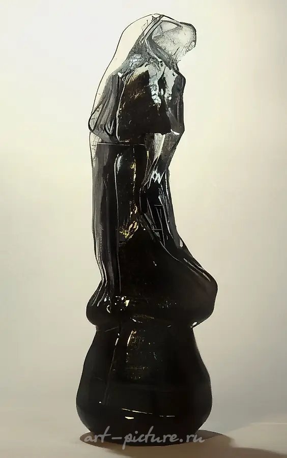 Опаленная, 1988, стекло, выдувание в форму, высота 46 Собственность Государственного музея
керамики и усадьбы "Кусково" XVIII в. Москва