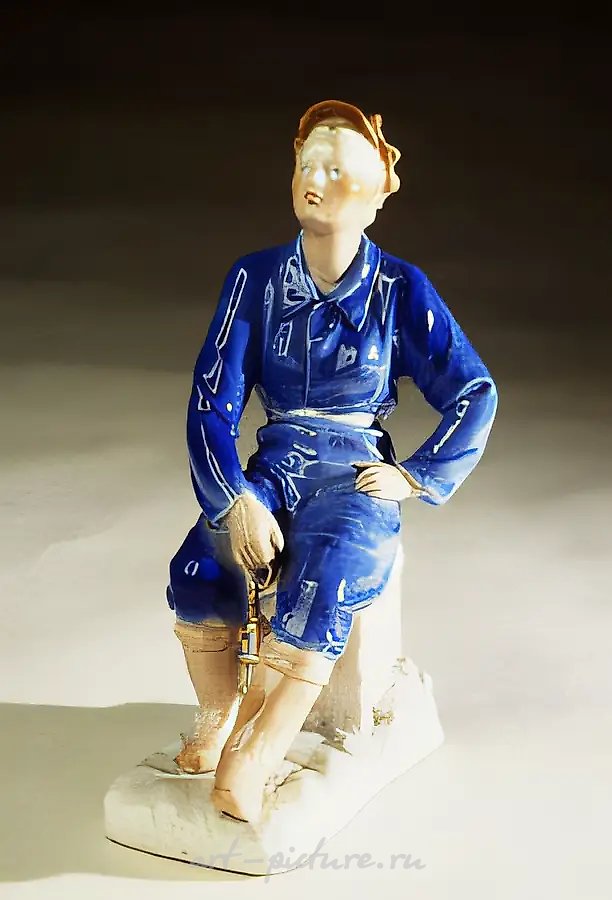Машинистка электровоза, шахтер Аня Анисимова, 1949, фарфор, подглазурная роспись, 24,5х11х15,5 Находится в галерее "СТАНБЕТ". Москва