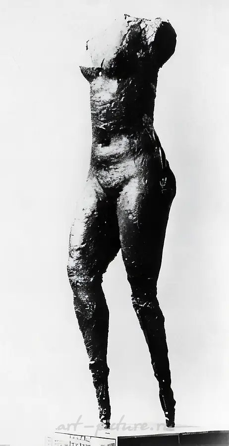 Женская фигура, 1978, бронза, 50x10x10. Собственность автора