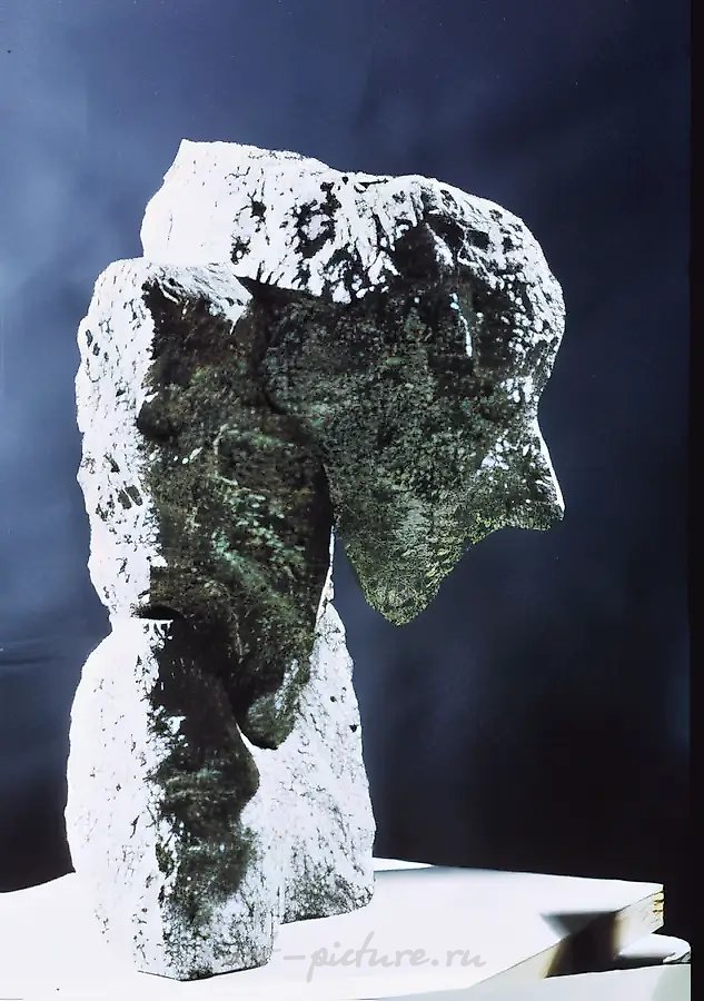 女儿肖像,1978年,花岗岩,50x30x35。作者所有。