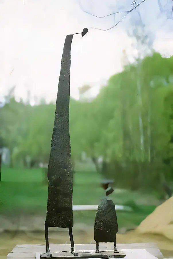 《散步-1》系列,1992年,青铜、地蜡,90×20×15厘米。作者自藏。