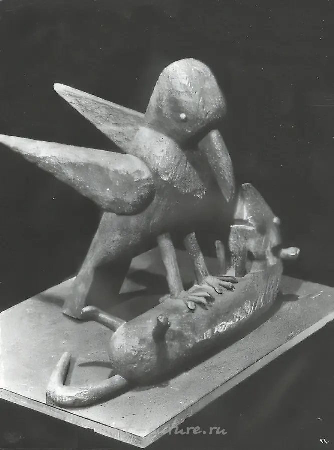Ворона и крыса, 1992, дерево, 30х30х25. Собственность Министерства культуры России
