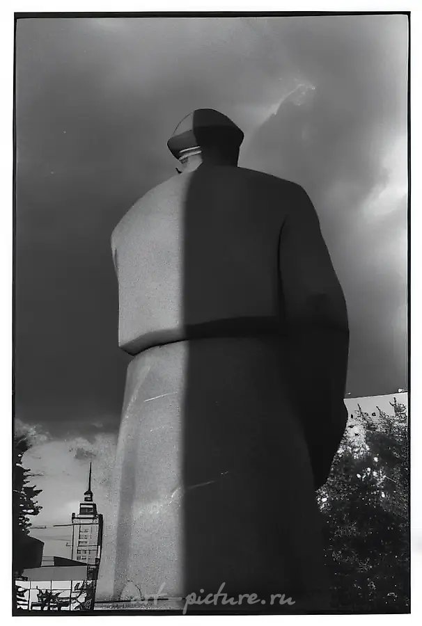 Москва. Из проекта "Исследование советского монументального искусства" (1988-95), 1991, Ч/Б фотография, 24 х 30 см Музей истории и реконструкции Москвы