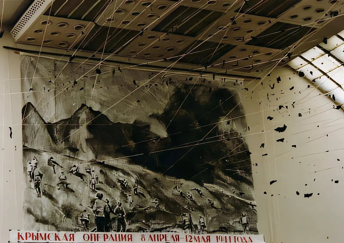 Крымская операция, 1994, инсталляция: живопись, веревки, 15мх25мх5м