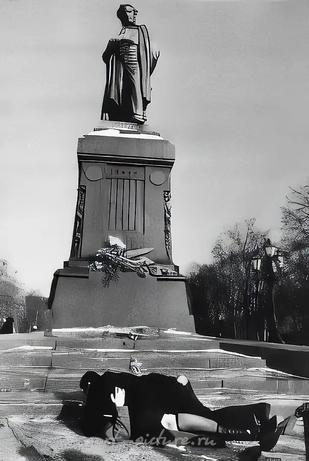 Свидание. Фрагмент акции на площади Пушкина, Москва, 1994, ,