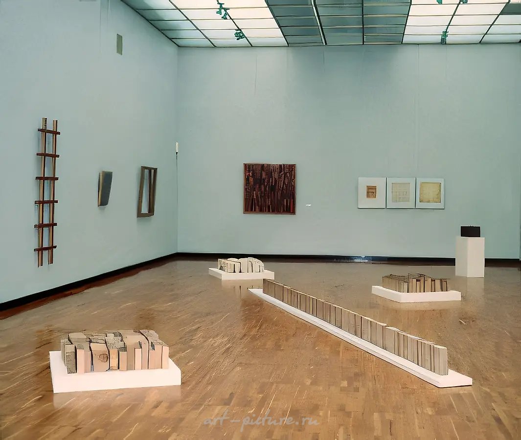 Фрагмент экспозиции выставки "Александр Константинов", Государственная Третьяковская галерея, Москва, 1992, инсталляция,   Собственность автора