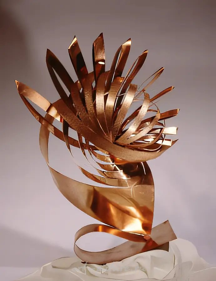 Раковина, 1986, Листовая бронза, крой, 50х37х65 см Собственность автора
