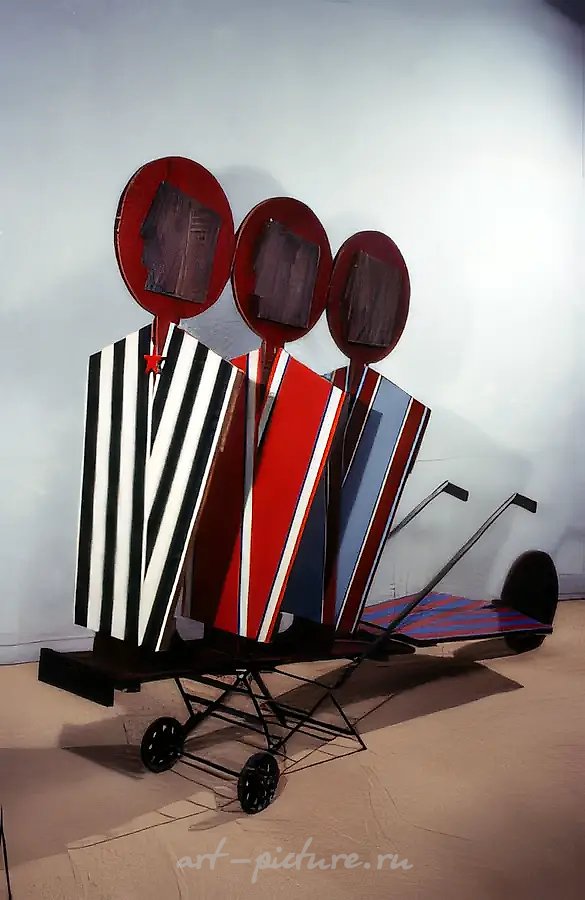 Триумфальная колесница, 1991, Дерево, фанера, металл, эмаль, 185 х 300 х 75 см Собственность автора