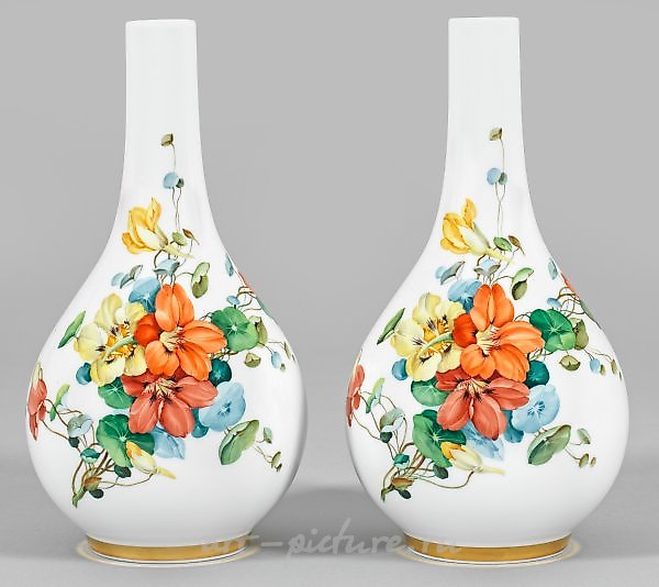 一对带有花卉装饰的英式花瓶，来自该系列的作品。