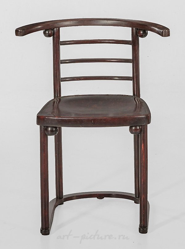 Bugholzstuhl nach einem Entwurf von Josef Hoffmann

This exquisite piece is a Bugholzstuhl, or bentwood chair, designed by the renowned Josef Hoffmann. Hoffmann, a prominent figure in the Viennese Secession movement, was known for his innovative and 