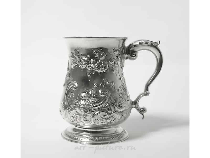 Серебряная кружка, богато декорированная флористическим узором. Англия,  Лондон, 1760 год.