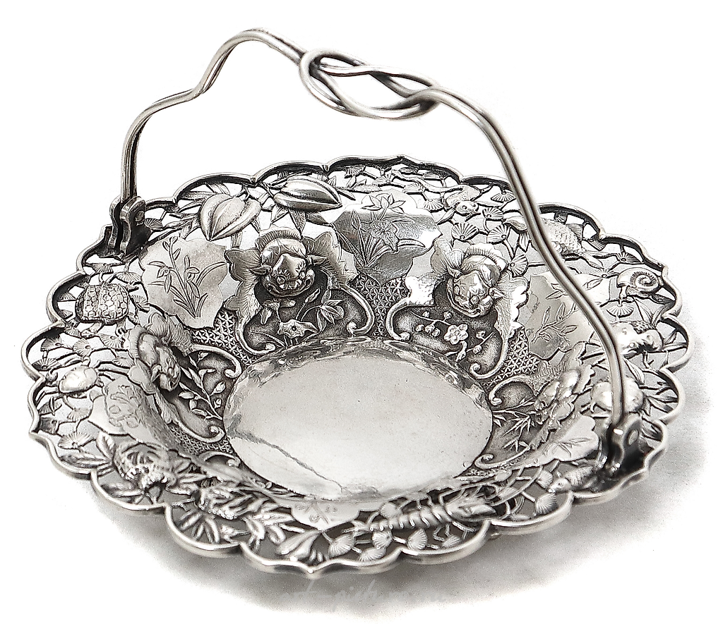 Vase with a swing handle, China, 136 g, 950 silver, height to the edge 3 cm, diameter of the bowl 14 cm, height to the raised handle 10 cm.